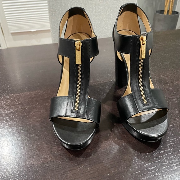 MICHAEL Michael Kors Shoes - NEW MICHAEL Michael Kors T-strap Berkley Platform Sandal Size 10